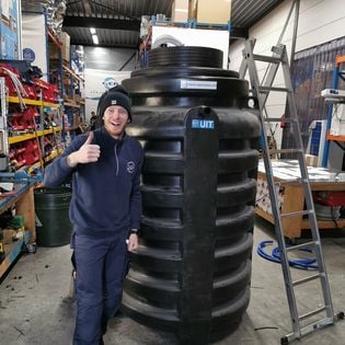 Pompput 2.000 liter van kunststof, met ingebouwde pompen voor afvalwater