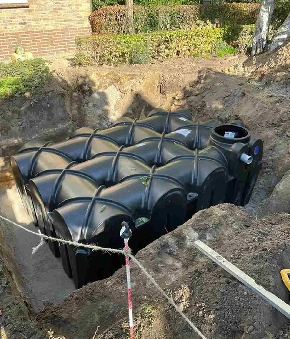 ondiepe ondergrondse regenwaterput in gat geplaatst
