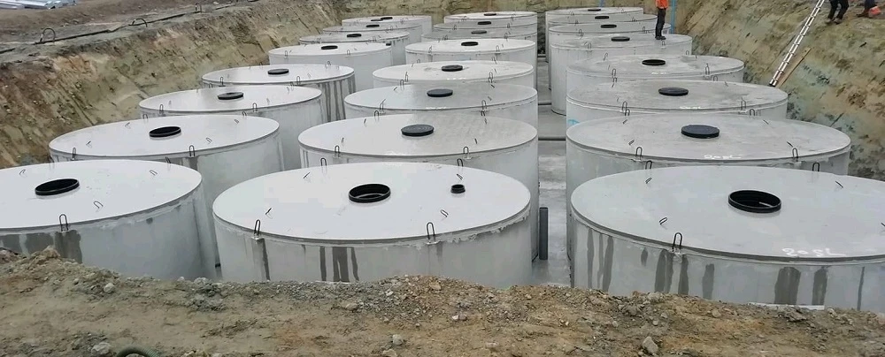 regenwaterput systemen op een rij in uitgegraven gat
