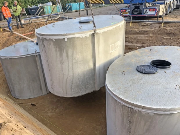 regenwaterputten systeem wordt geïnstalleerd